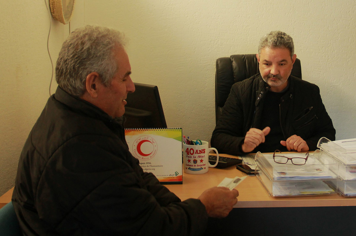 Mohammed Bououden renouvelle les adhésions à l'association un dimanche après-midi. Environ 1200 personnes y adhèrent chaque année.